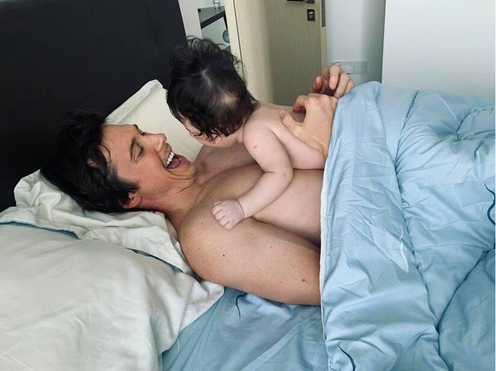 Hoàng Oanh lấy khăn che ngực hớ hênh khi đang xộc xệch không cài cúc cho con bú-8