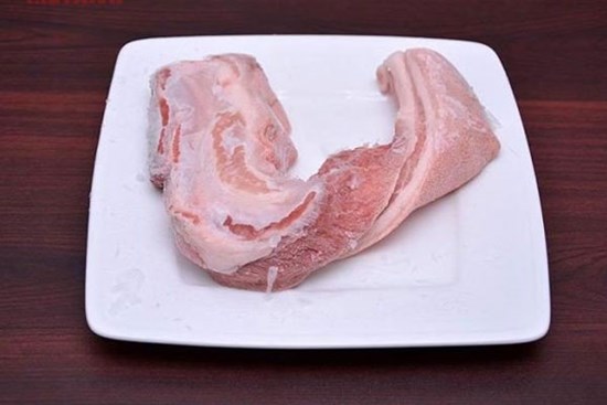 Dùng đường để rã đông, sau vài phút thịt tươi mềm như mới, làm món ăn đậm đà thơm ngon