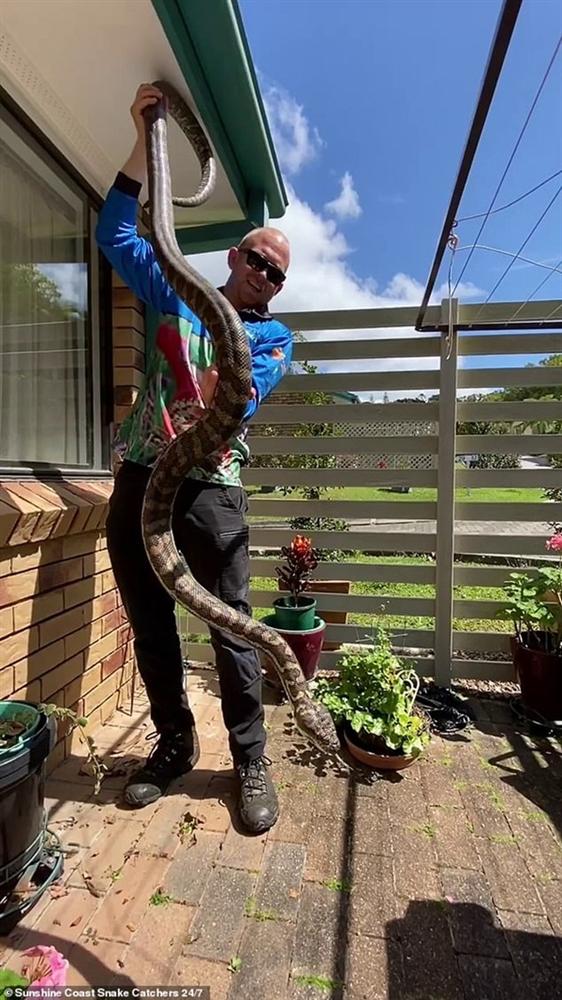 Cảnh tượng 2 bé Na nhảy múa uốn éo trong sân vườn trông hài hước nhưng khi nhân chứng tiết lộ lý do lập tức khiến dân mạng hãi hùng-3