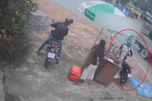 Nam thanh niên đứng trên yên khi điều khiển xe máy-1