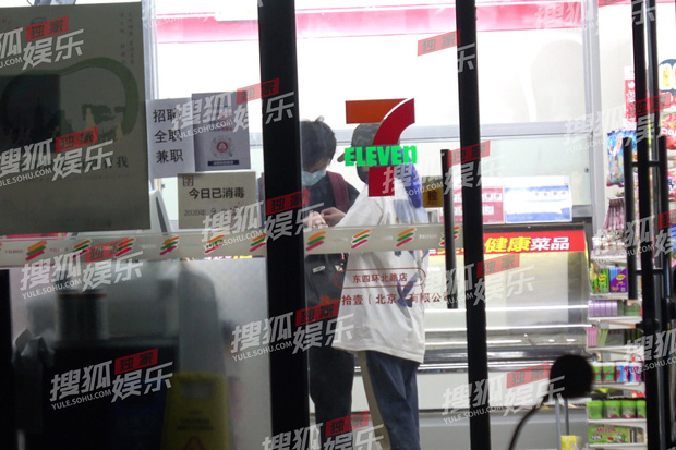 Giữa lùm xùm ly hôn vì chồng vỡ nợ, Triệu Vy lộ ảnh sống chung với trai trẻ gia thế không hề đơn giản?-4