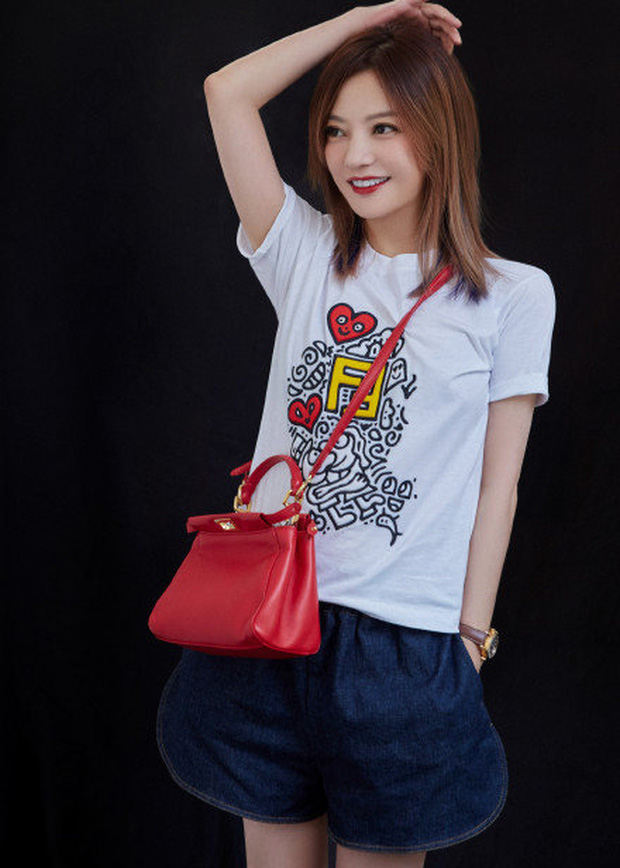 Giữa lùm xùm ly hôn vì chồng vỡ nợ, Triệu Vy lộ ảnh sống chung với trai trẻ gia thế không hề đơn giản?-9