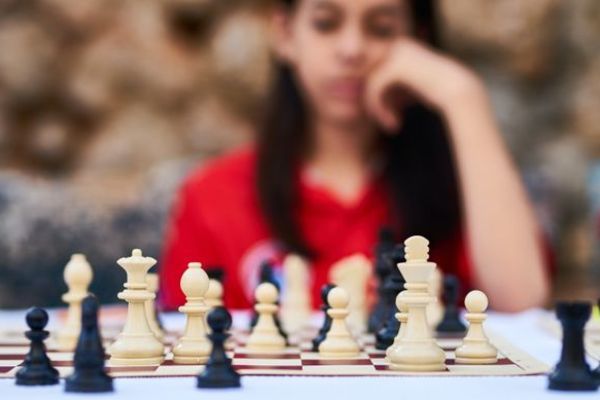 Bắt gặp chồng ngoại tình, vợ lẳng lặng xếp cờ tự chơi trong lúc chờ đôi tình nhân mặc lại áo quần, hành động tiếp sau căng đến mức họ lao vào nhục mạ nhau tanh bành-1