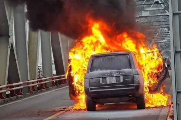 Hà Nội: Xác định danh tính tài xế thoát chết thần kỳ trong vụ cháy xe sang Range Rover trên cầu Chương Dương-4
