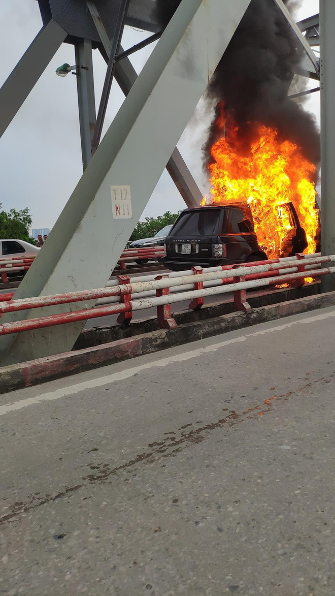 Hà Nội: Xế sang Range Rover bốc cháy ngùn ngụt trên cầu Chương Dương-1