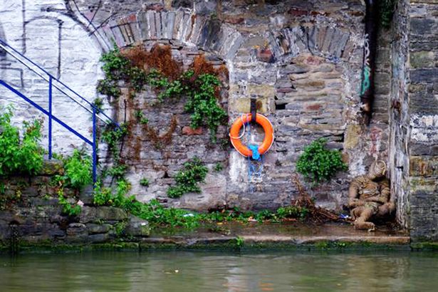 Phát hiện xác người ngồi thu lu bên bờ sông, người dân hốt hoảng gọi cảnh sát rồi nhận ra sự thật nhưng không ai giải thích nổi-2