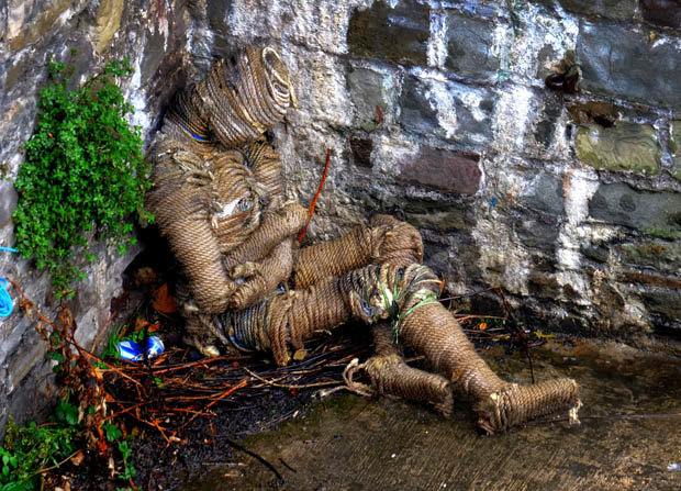 Phát hiện xác người ngồi thu lu bên bờ sông, người dân hốt hoảng gọi cảnh sát rồi nhận ra sự thật nhưng không ai giải thích nổi-3