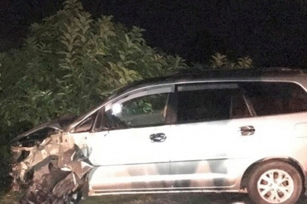 Clip: Tranh giành khách tại sân bay, 2 nhóm tài xế taxi đuổi đánh nhau bể đầu-3