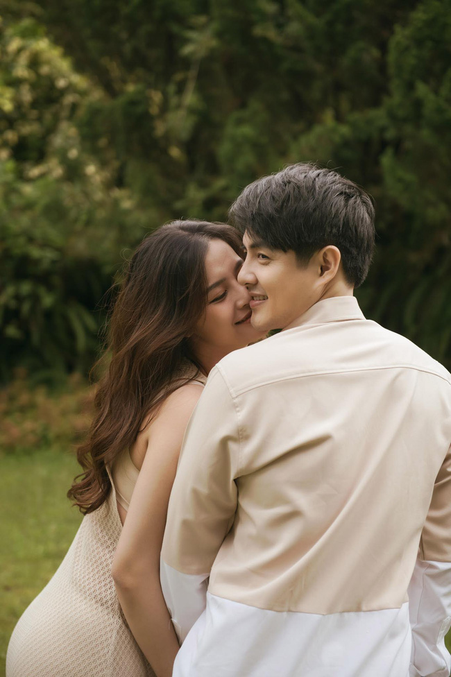 Vợ chồng Đông Nhi - Ông Cao Thắng tung bộ ảnh trước lúc lâm bồn nhưng lại gây tò mò vì không thấy bụng bầu đâu-1