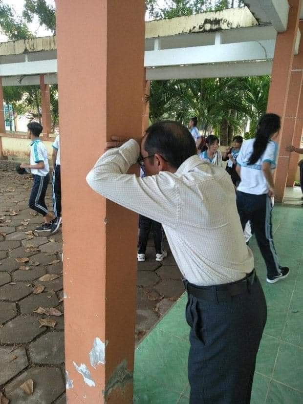 Cười đau bụng với chùm ảnh bá đạo chỉ có ở trường học Việt Nam: Học sinh nghịch ngợm đã đành, đây lại thêm cả thầy hiệu trưởng-2