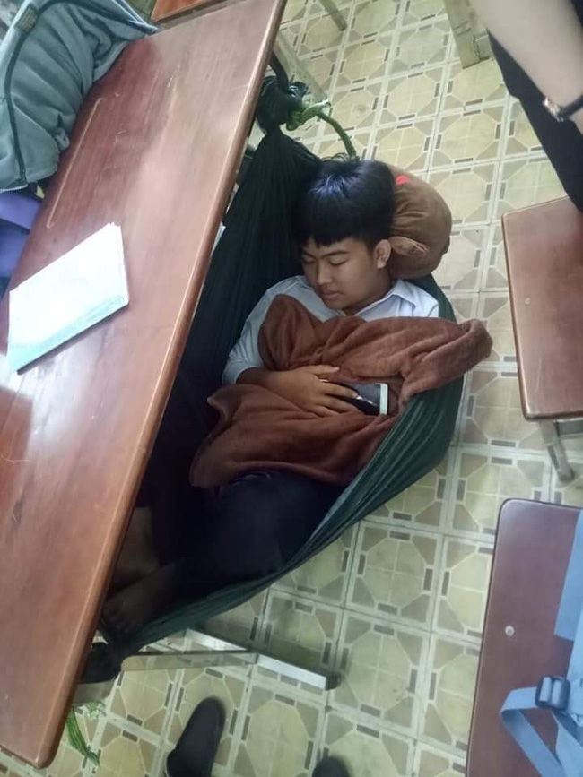 Cười đau bụng với chùm ảnh bá đạo chỉ có ở trường học Việt Nam: Học sinh nghịch ngợm đã đành, đây lại thêm cả thầy hiệu trưởng-1