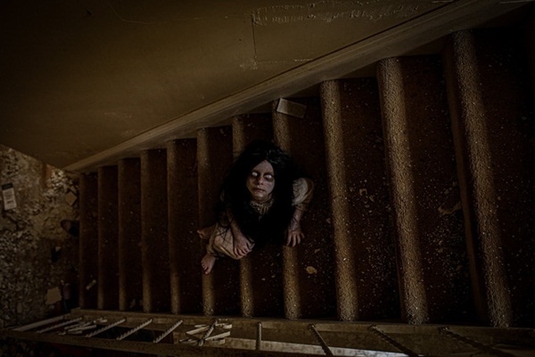 Tưởng là cảnh trong phim, nào ngờ đằng sau loạt ảnh kinh dị của bé gái này lại có một sự thật gây choáng-1