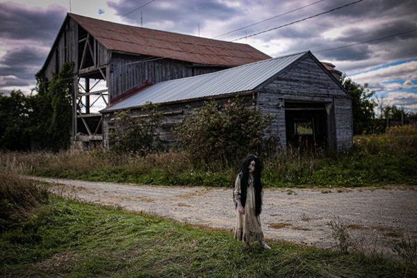 Tưởng là cảnh trong phim, nào ngờ đằng sau loạt ảnh kinh dị của bé gái này lại có một sự thật gây choáng-3