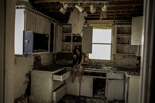 Tưởng là cảnh trong phim, nào ngờ đằng sau loạt ảnh kinh dị của bé gái này lại có một sự thật gây choáng-4