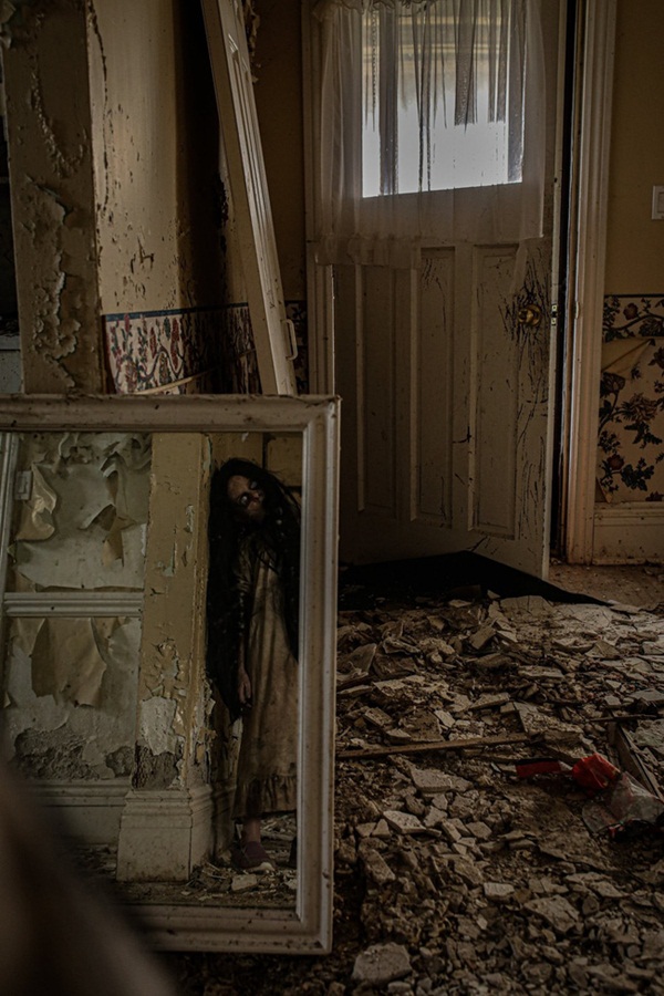 Tưởng là cảnh trong phim, nào ngờ đằng sau loạt ảnh kinh dị của bé gái này lại có một sự thật gây choáng-7