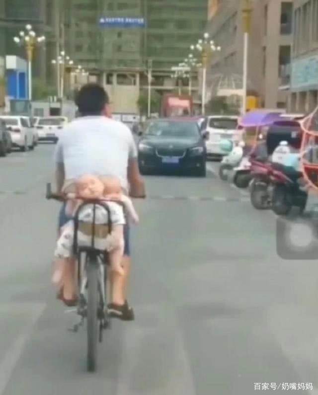 Chở con đi chơi mà cặp sinh đôi như muốn kêu cứu phía sau, bố thì không hay biết gì-1