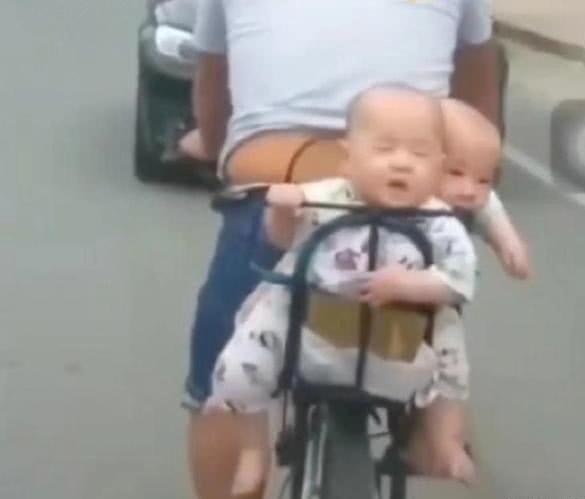 Chở con đi chơi mà cặp sinh đôi như muốn kêu cứu phía sau, bố thì không hay biết gì-2