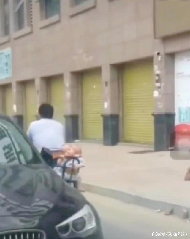 Chở con đi chơi mà cặp sinh đôi như muốn kêu cứu phía sau, bố thì không hay biết gì-3