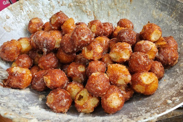 Thực khách xếp hàng san sát chờ mua bánh rán 30 năm tuổi ở Hà Nội-12