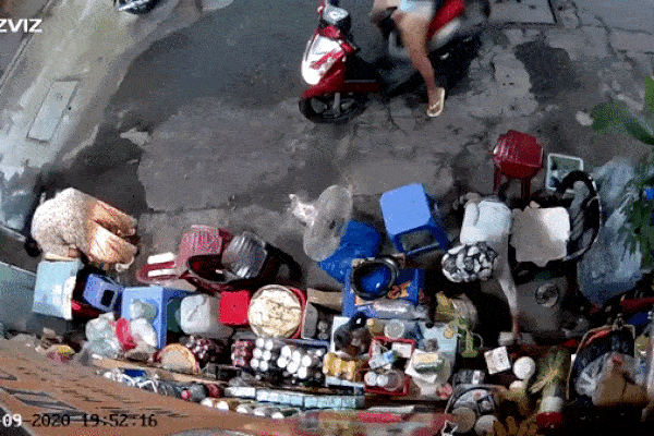 Đã bắt được người phụ nữ chở con dàn cảnh trộm túi tiền của cụ bà bán tạp hóa ở Sài Gòn-3