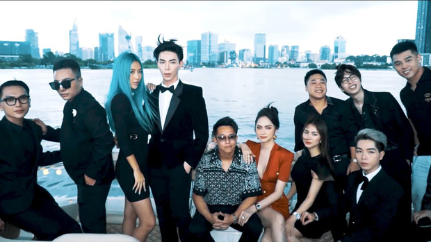 Clip toàn cảnh tiệc du thuyền Hương Giang - Matt Liu và hội bạn thân, hé lộ cảnh khóa môi full không che với bạn trai CEO-3