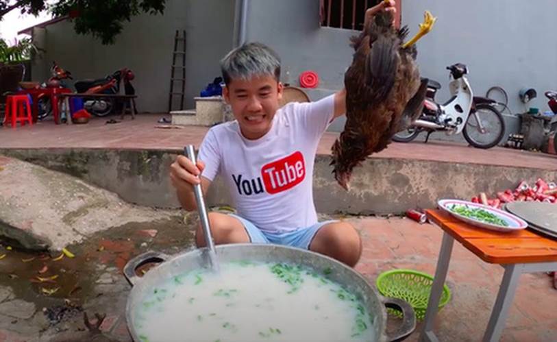 Sau nồi cháo gà nguyên lông, Hưng Vlog lại tiếp tục cho ra lò một món gà khác gây tranh cãi không kém nhưng lần này đã có tiến bộ chỉ nhờ một câu nói-1