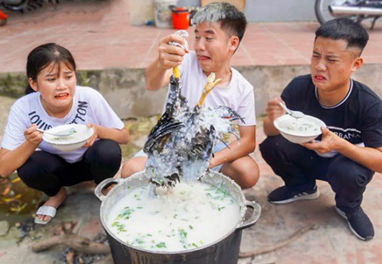 Sau nồi cháo gà nguyên lông, Hưng Vlog lại tiếp tục cho ra lò một món gà khác gây tranh cãi không kém nhưng lần này đã có tiến bộ chỉ nhờ một câu nói-2