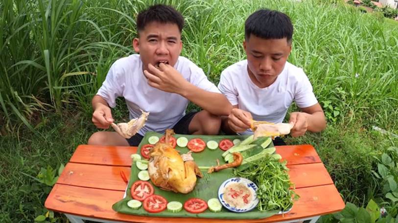 Sau nồi cháo gà nguyên lông, Hưng Vlog lại tiếp tục cho ra lò một món gà khác gây tranh cãi không kém nhưng lần này đã có tiến bộ chỉ nhờ một câu nói-5