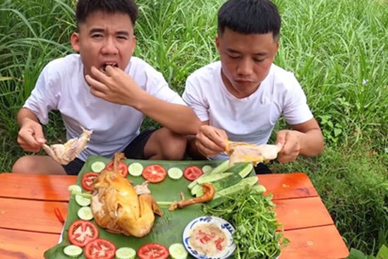 Sau nồi cháo gà nguyên lông, Hưng Vlog lại tiếp tục cho ra lò một món gà khác gây tranh cãi không kém nhưng lần này đã có tiến bộ chỉ nhờ một câu nói