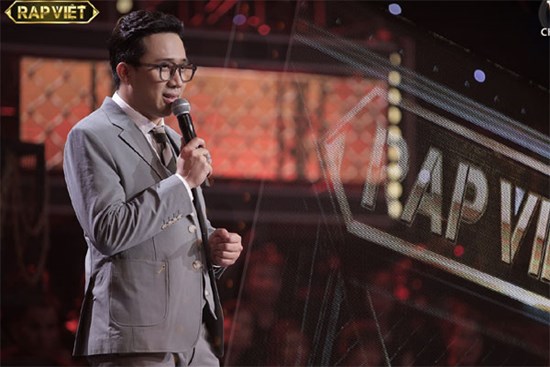 Trấn Thành tiếp tục bị chê 'làm lố' tại 'Rap Việt': In hẳn lyrics của TLinh để đọc, nhận xét dài hơn giám khảo và HLV