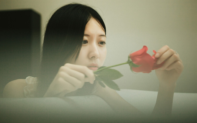 Bố người yêu đột nhiên bảo tôi cầm giúp một chiếc hộp, tôi khó hiểu cho đến khi mở ra thì choáng váng đến lặng người-1