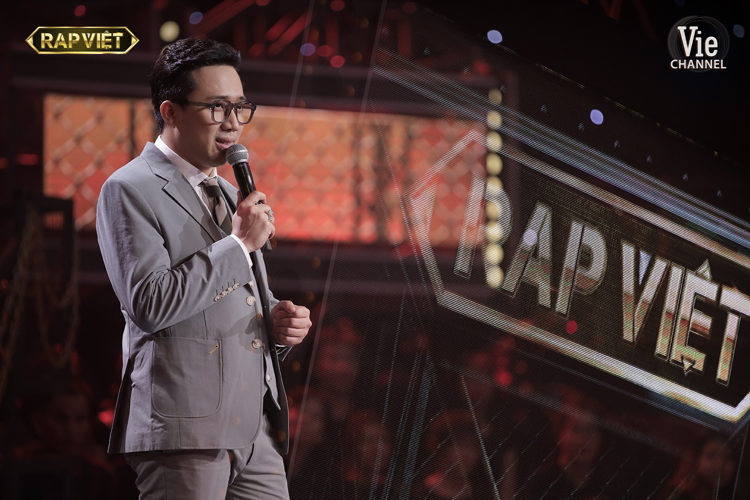 Trấn Thành tiếp tục bị chê làm lố tại Rap Việt: In hẳn lyrics của TLinh để đọc, nhận xét dài hơn giám khảo và HLV-1