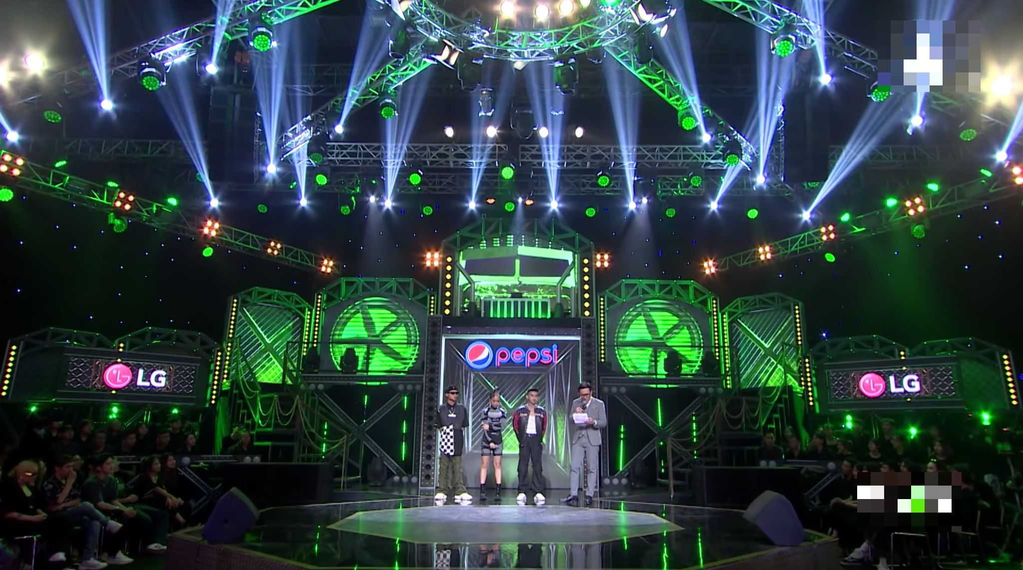 Trấn Thành tiếp tục bị chê làm lố tại Rap Việt: In hẳn lyrics của TLinh để đọc, nhận xét dài hơn giám khảo và HLV-2