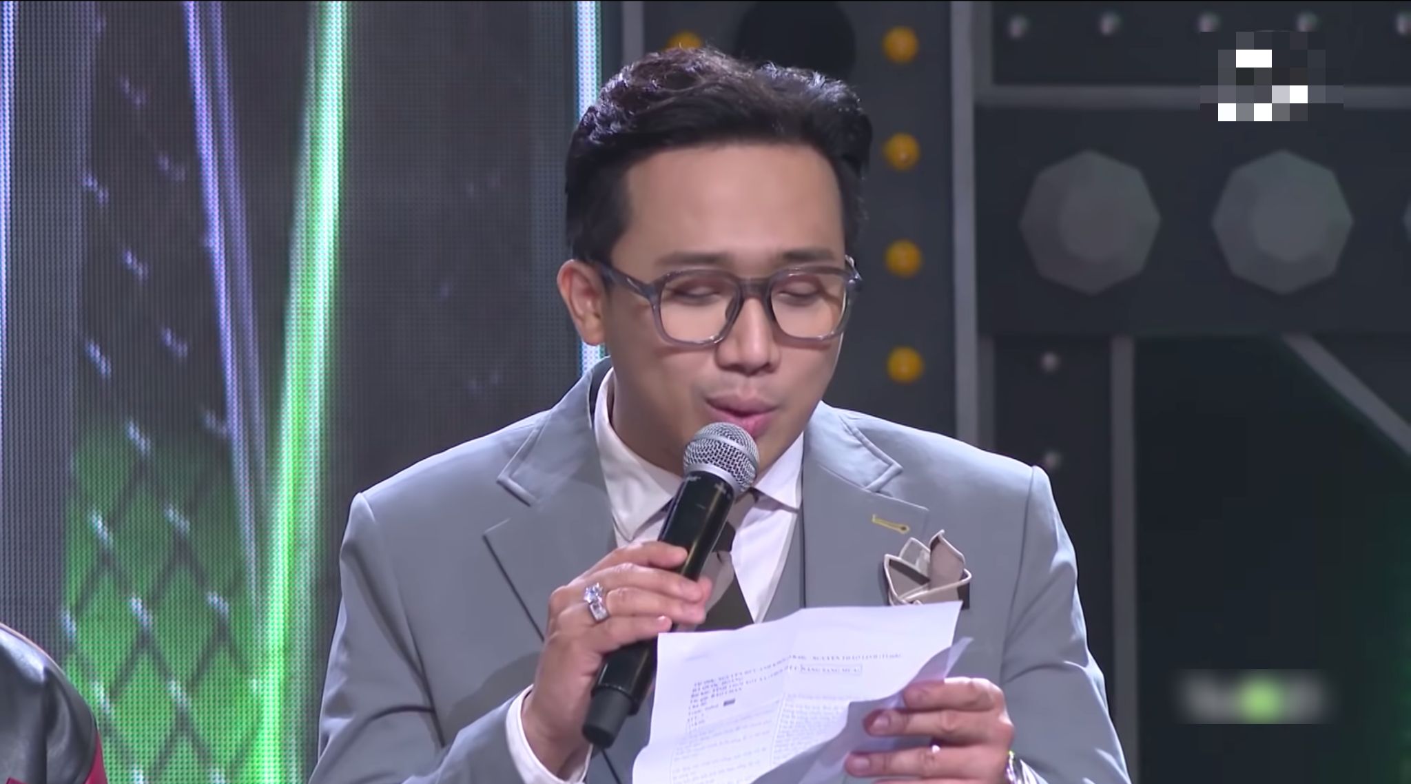 Trấn Thành tiếp tục bị chê làm lố tại Rap Việt: In hẳn lyrics của TLinh để đọc, nhận xét dài hơn giám khảo và HLV-4