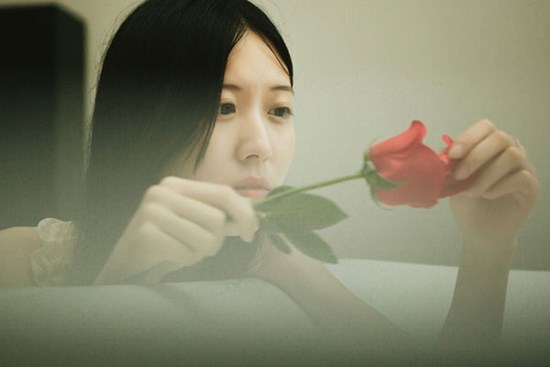 Bố người yêu đột nhiên bảo tôi cầm giúp một chiếc hộp, tôi khó hiểu cho đến khi mở ra thì choáng váng đến lặng người