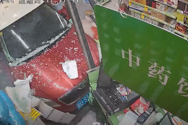 Ôtô khách suýt tông xe đầu kéo-1