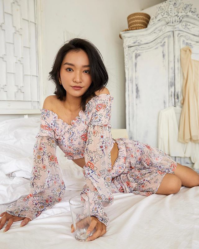 Áo trễ vai vẫn hot hòn họt, sắm 9 mẫu này đi chơi Trung thu thì chuẩn khỏi chỉnh-5