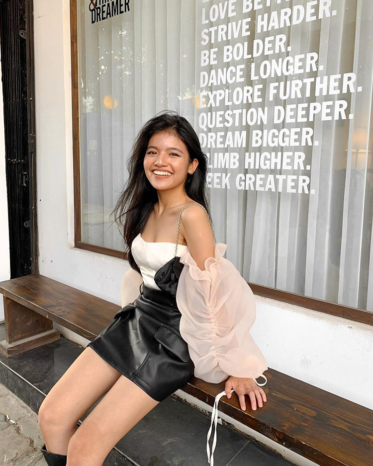 Áo trễ vai vẫn hot hòn họt, sắm 9 mẫu này đi chơi Trung thu thì chuẩn khỏi chỉnh-7