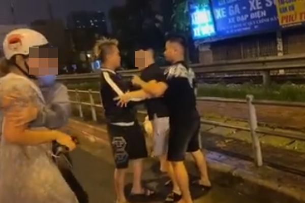 Con nhỏ vừa chạy vừa gào khóc cầu cứu lạc cả giọng vì bố hành hung mẹ giữa đường khiến ai cũng xót xa-3