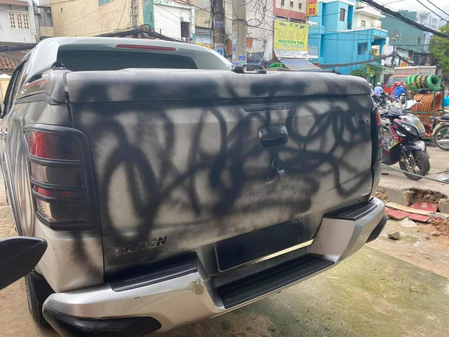 Đỗ xe trước cửa shop thời trang rồi bỏ đi 10 phút, khổ chủ ngỡ ngàng khi chiếc bán tải bỗng đổi trắng thay đen, dân mạng tranh cãi gay gắt-2