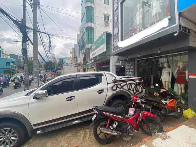Đỗ xe trước cửa shop thời trang rồi bỏ đi 10 phút, khổ chủ ngỡ ngàng khi chiếc bán tải bỗng đổi trắng thay đen, dân mạng tranh cãi gay gắt-3