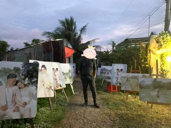 Thanh niên đi đám cưới bối rối vì đứng giữa một rừng ảnh của cô dâu chú rể, dân mạng nhanh chóng tìm ra thuyết âm mưu phía sau của gia chủ-1