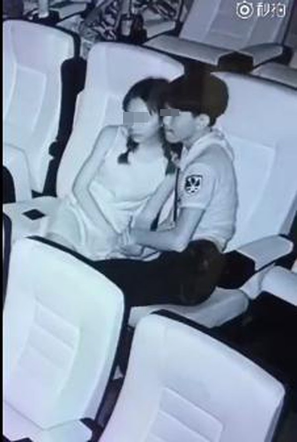 Nam thanh niên dùng bàn tay hư hỏng sờ soạng bạn gái giữa rạp chiếu phim, đáng chú ý nhất là thái độ của khổ chủ-3