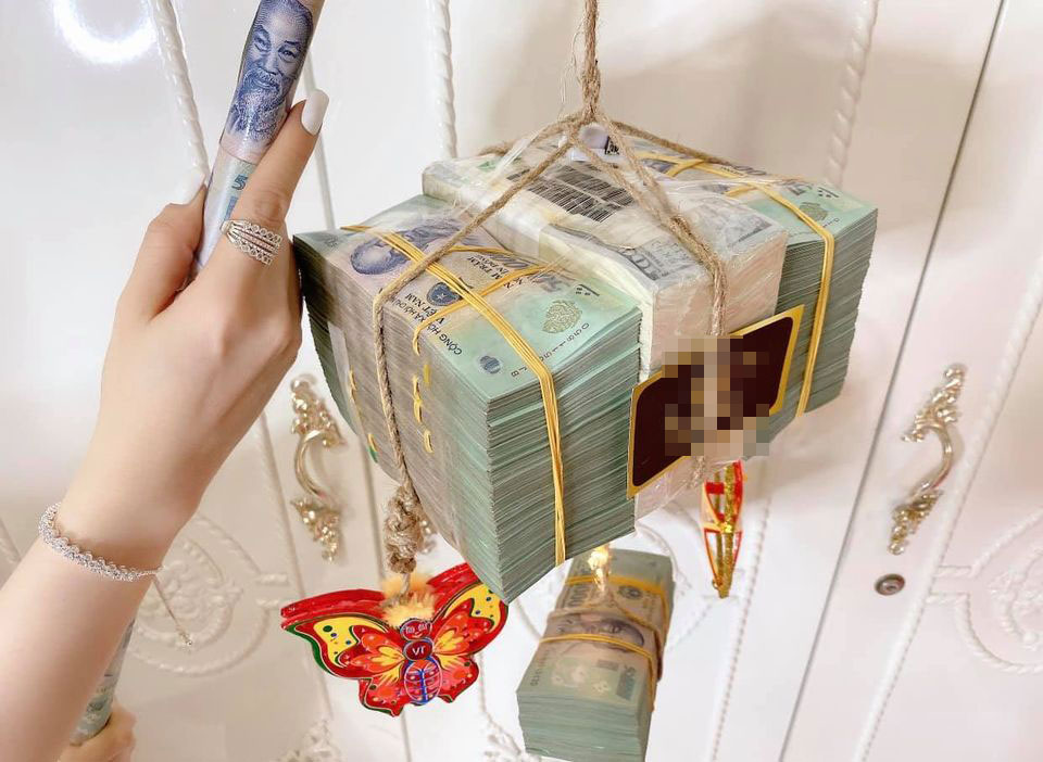 Cô gái Sài Gòn thích thú khoe chiếc lồng đèn 3,5 tỷ đồng: Cầm nặng muốn trật khớp tay-1