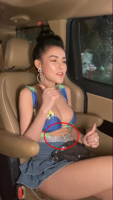 Bikini phản chủ, Ngân 98 lộ ngấn mỡ bụng: Vòng eo 49cm chỉ là sự lươn lẹo?-1