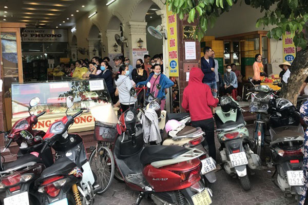 Nở rộ dịch vụ xếp hàng mua hộ bánh Trung thu: Hộp bánh 4 chiếc 260K xuất ngoại sang tay tới 700K-10