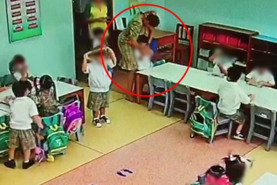 Thấy con nhiều ngày đi học về khóc mếu kêu đói bụng, người cha đi tìm sự thật và bàng hoàng với những gì mình phát hiện