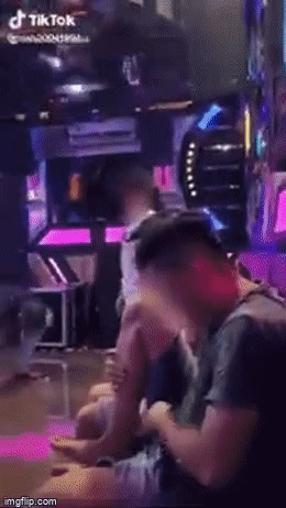 Chồng khoanh tay quỳ gối xin lỗi khi bị bắt quả tang đi karaoke tay vịn, vợ tung cú đá trời giáng khiến chiến hữu và cô đào ngồi góc phòng lặng thinh-1