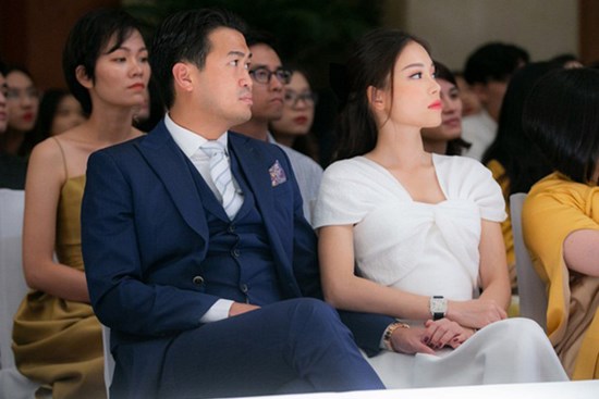 Linh Rin nắm chặt tay Phillip Nguyễn không rời, mang trang sức tiền tỷ tại sự kiện: Ra dáng dâu hào môn tương lai lắm rồi!