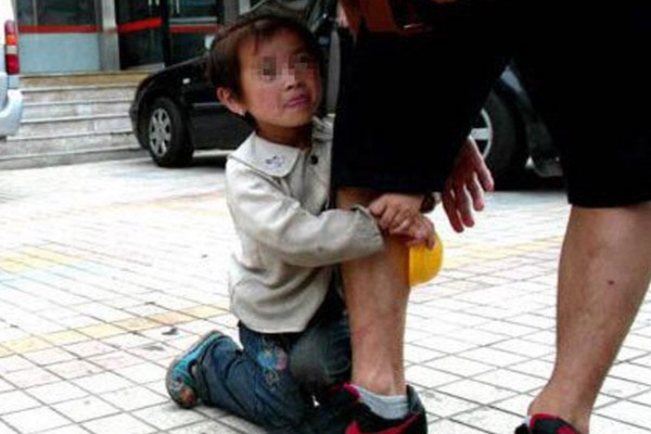 Con sinh ra bị khiếm khuyết, mẹ chấp nhận ly hôn một mình nuôi đứa trẻ và ai cũng ngỡ ngàng với kết quả gần 30 năm sau-6